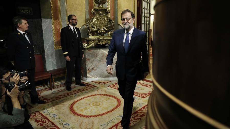 Mariano Rajoy salió ayer del Congreso con el rabo entre las piernas. EFE