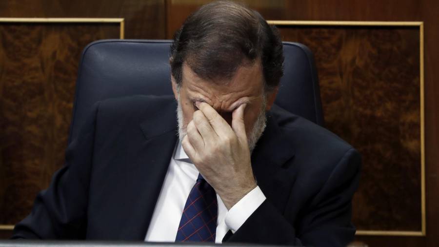 Mariano Rajoy no sap, no veu, no escolta, no actua. EMILIO NARANJO (EFE)