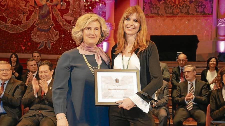 La doctora Marta Ruiz (derecha), coodinadora médica de atención primaria de la Xarxa de Santa Tecla, fue la encargada de recoger el premio en un acto celebrado en el Palau de la Música Catalana. FOTO: cedida
