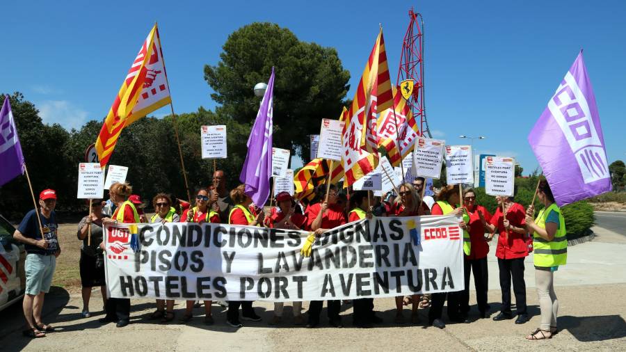 El personal de limpieza de la empresa Claro Sol movilizandose ayer a las puertas de los hoteles de PortAventura. FOTO: ACN