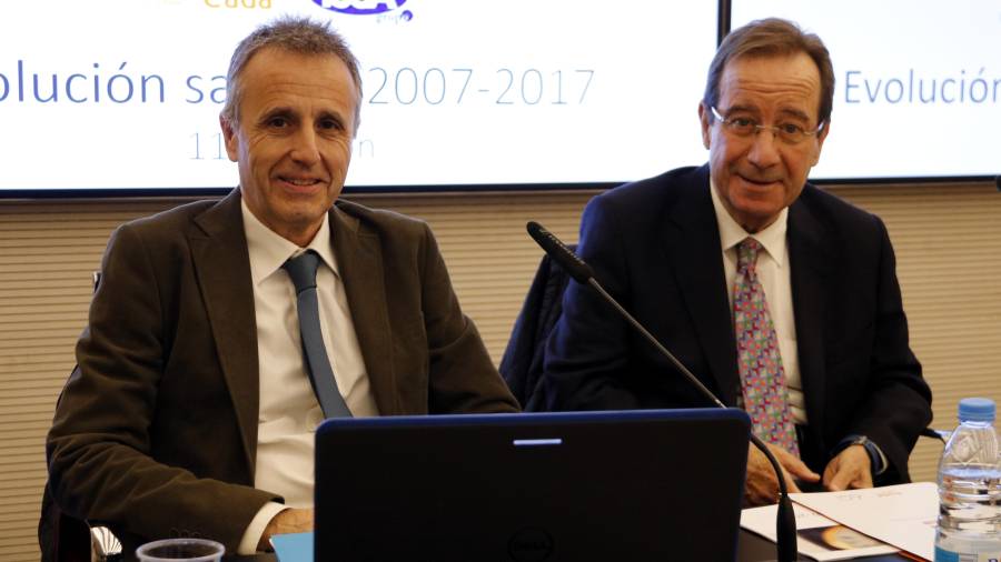 El president d'ICSA, Ernesto Poveda, i el professor d'EADA, Jordi Costa, en la presentació de l'estudi. FOTO: ACN