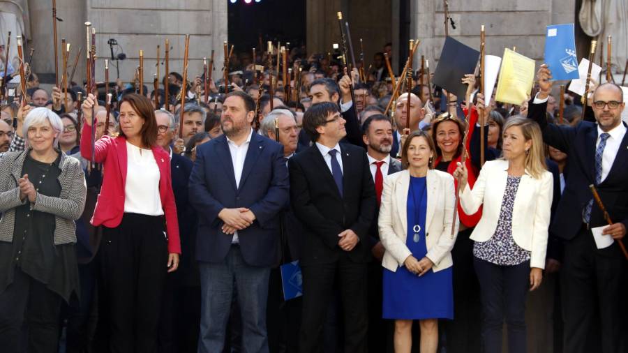 El president de la Generalitat, Carles Puigdemont, creua la Plaça Sant Jaume acompanyat per més de 700 alcaldes.