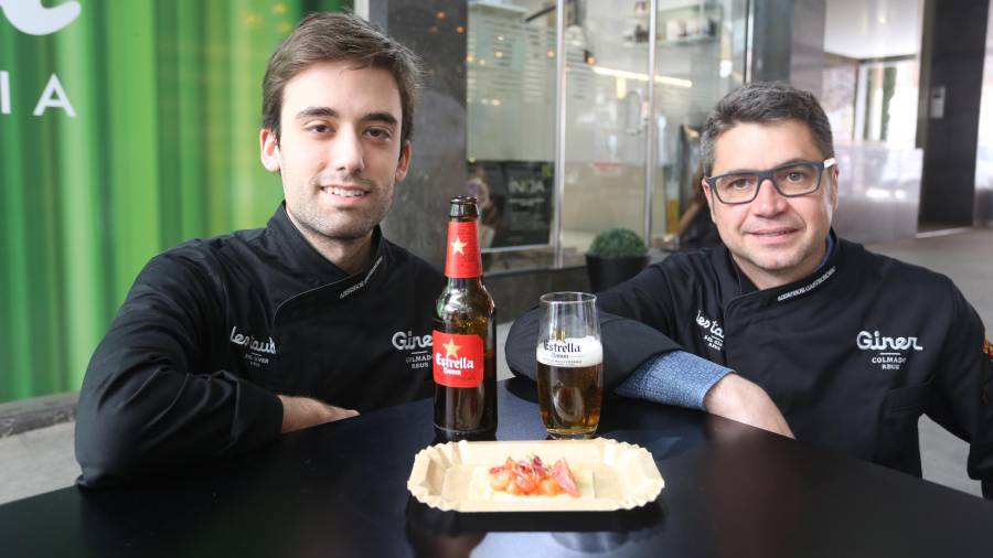 A l’esquerra, el cuiner de ‘Les Taules’, Marc Sánchez i, a la dreta, l’Abel Gil. FOTO: Alba Mariné