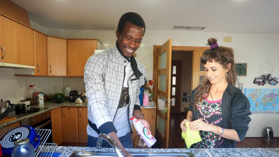 Souleymane vive junto a Anna y sus hijos, a los que ayuda con las tareas de la casa. FOTO: Alba Mariné