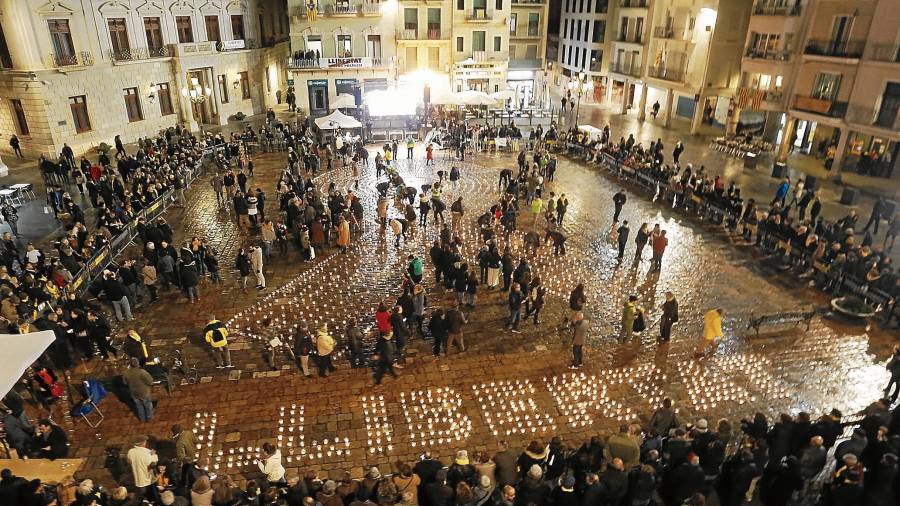 Un momento del acto organizado por la ANC de Reus, ayer noche en la plaza del Mercadal. FOTO: pere ferré