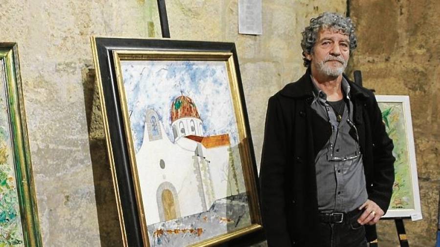 L’artista amb l’exposició que es pot veure a Cisterna de la Vall fins al pròxim dilluns, 7 de gener. FOTO: Montse Sans