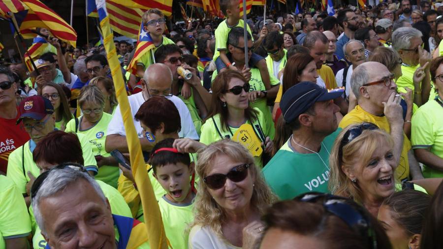 Participants a la 'Diada del Sí' a la cruïlla del carrer d'Aragó amb Bailén. Foto: ACN