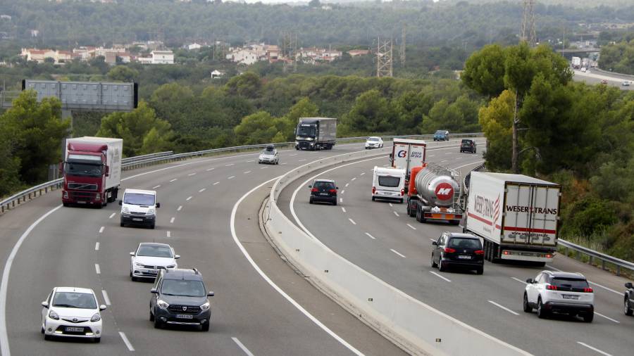 Camions i turismes circulant per l'AP-7 al Tarragonès. FOTO: ACN