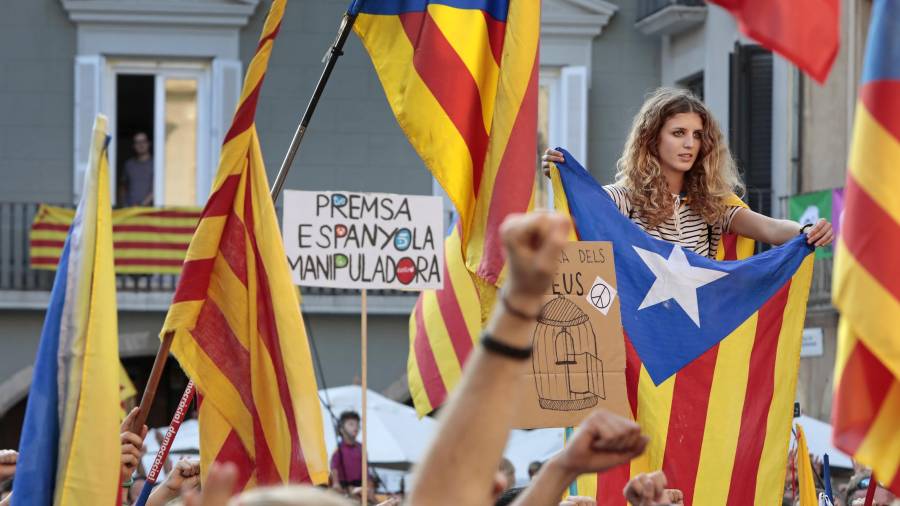 Una pancarta critica la premsa de Madrid. EFE