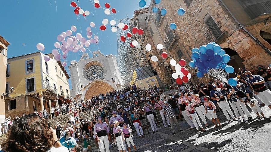 La canalla de les colles castelleres va fer volar globus dels colors de les camises, un acte simbòlic que va emocionar el públic present. FOTO: pere ferré