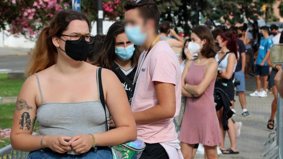 Imagen de varios jóvenes haciendo cola para vacunarse en Catalunya. ACN
