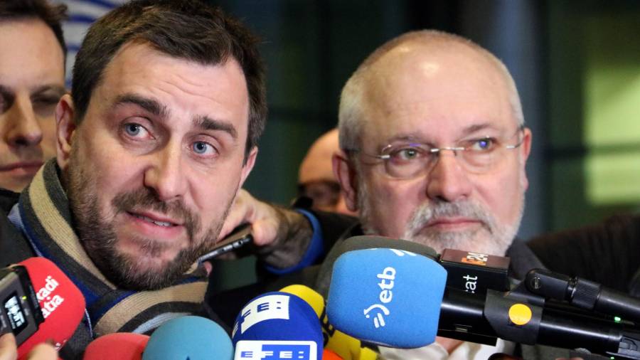 Els exconsellers Lluís Puig i Toni Comín atenent els mitjans després de la compareixença davant del jutge d'instrucció per l'euroordre. FOTO: ACN