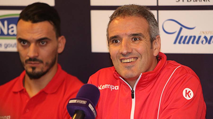 El entrenador tortosino Toni Gerona (derecha), preparador de la Selección de Túnez, en una rueda de prensa FOTO: federación túnez