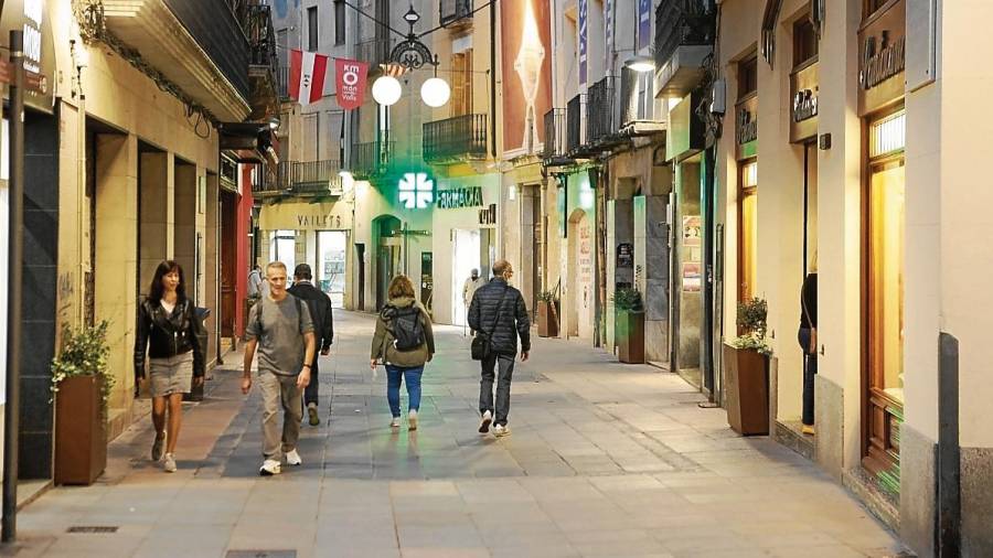 El carrer de la Cort de Valls és un dels principals eixos comercials de la ciutat. Enguany, tots els establiments poden participar en la campanya, excepte les grans superfícies. FOTO: ALBA MARINÉ