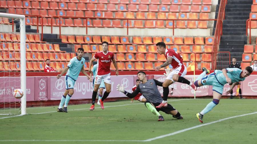 Pol Ballesteros remata y consigue el primer gol del Nàstic ante el Atlético Levante. FOTO: PERE FERRÉ