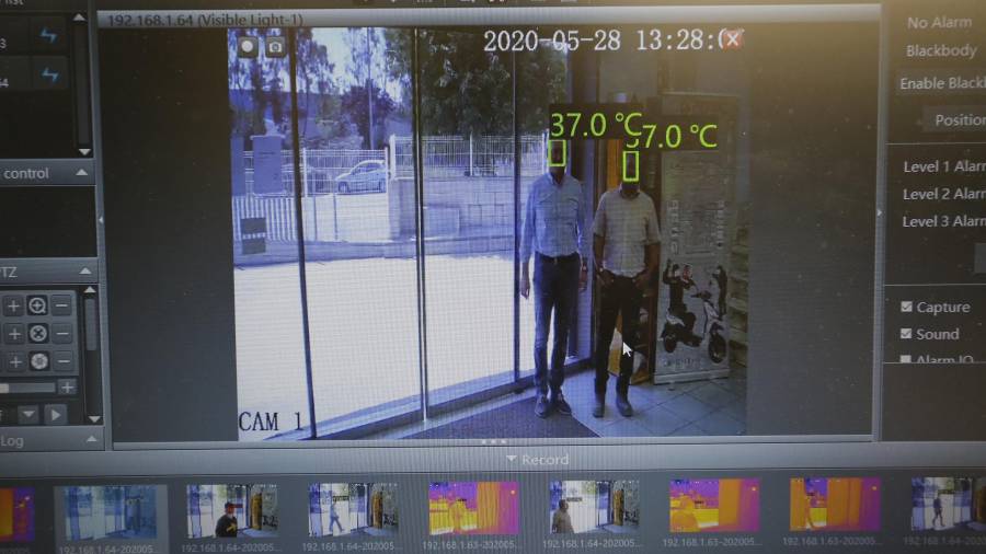 Un sistema de detección de temperatura a través de un kit termográfico con cámara en Tarragona. Sobre los rostros, los grados. FOTO: PERE FERRÉ