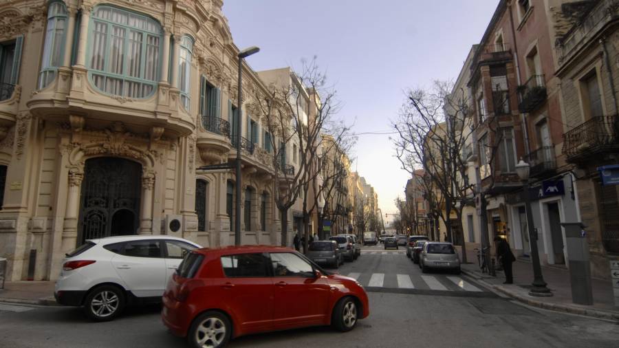 Inici del carrer Cervantes de Tortosa, al cor de l’eixample, amb destacats edificis modernistes. foto: joan revillasImatge virtual de com quedarà el carrer amb la reforma. foto: aj. tortosa