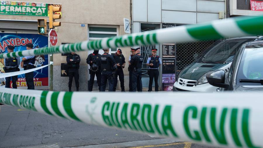 Agentes de la Guardia Civil durante el registro de un domicilio en Sabadell. Foto: EFE