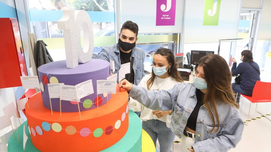 Imatge d’usuaris del Casal de Joves tot celebrant el desè aniversari de l’equipament a la ciutat. FOTO: Alba Mariné