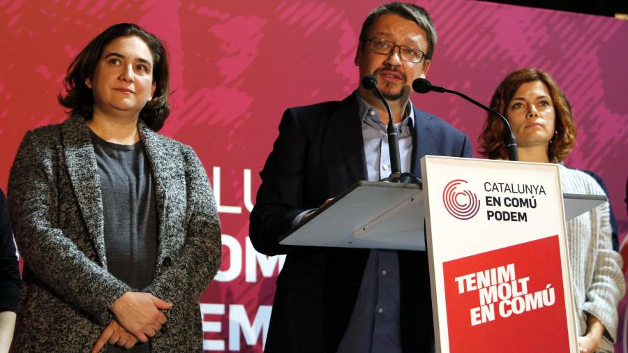 El candidat de Catalunya en Comú Podem, Xavier Domènech, juntament amb l'alcaldessa de Barcelona, Ada Colau, valora el resultats de les eleccions del 21-D. FOTO: ACN