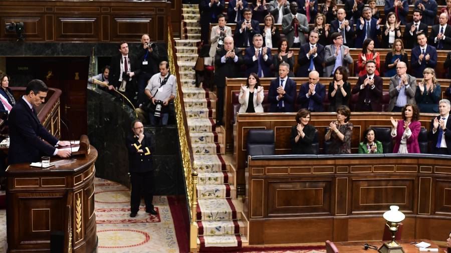 El president del govern espanyol en funcions, Pedro Sánchez, rep els aplaudiments dels diputats del PSOE en un moment del debat d'investidura del 4 de gener del 2020. ACN