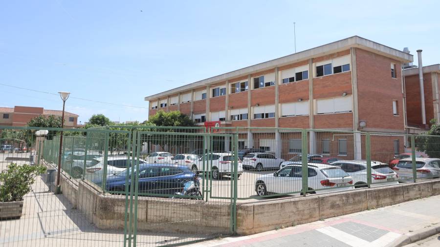 Zona de l’escola que actualment és aparcament per a professors. FOTO: Alba Mariné / DT.