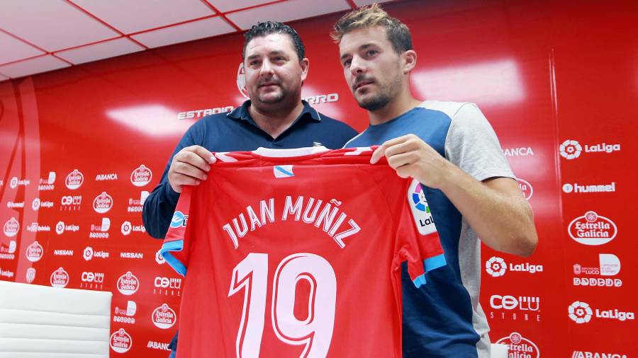 Emilio Viqueira posa junto a Juan Muñiz en el día de la presentación del futbolista asturiano. Foto: El progreso