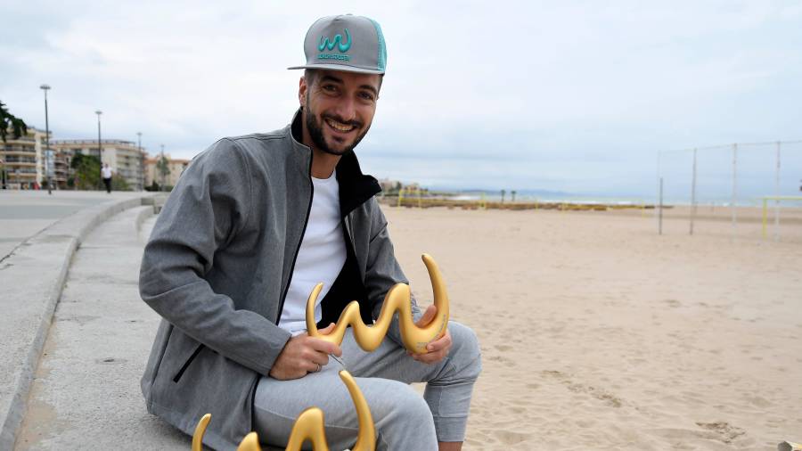 Llorenç Gómez con el trofeo que le acredita como mejor jugador del Mundo de fútbol playa. FOTO: alfredo gonzález