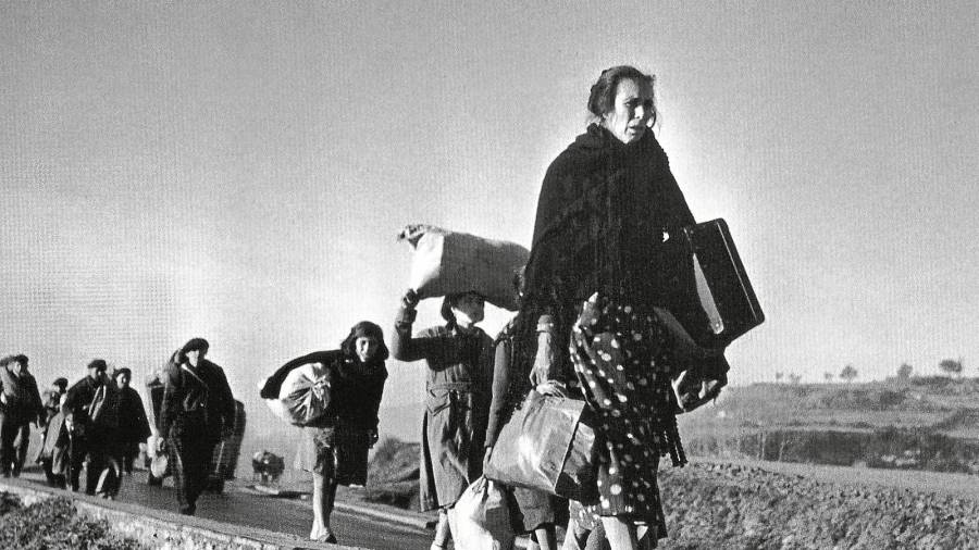 Refugiats de camí cap a la frontera amb França durant la Guerra Civil espanyola. foto: Robert Capa / Museo Nacional Centro de Arte Reina Sofía