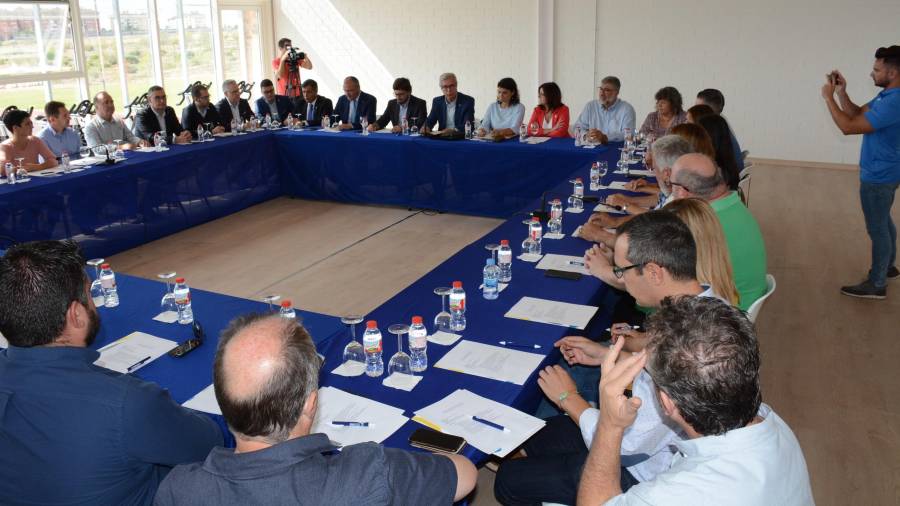 Imagen de la reunión que se llevó a cabo ayer en las instalaciones del Anillo Mediterráneo. Foto: dt