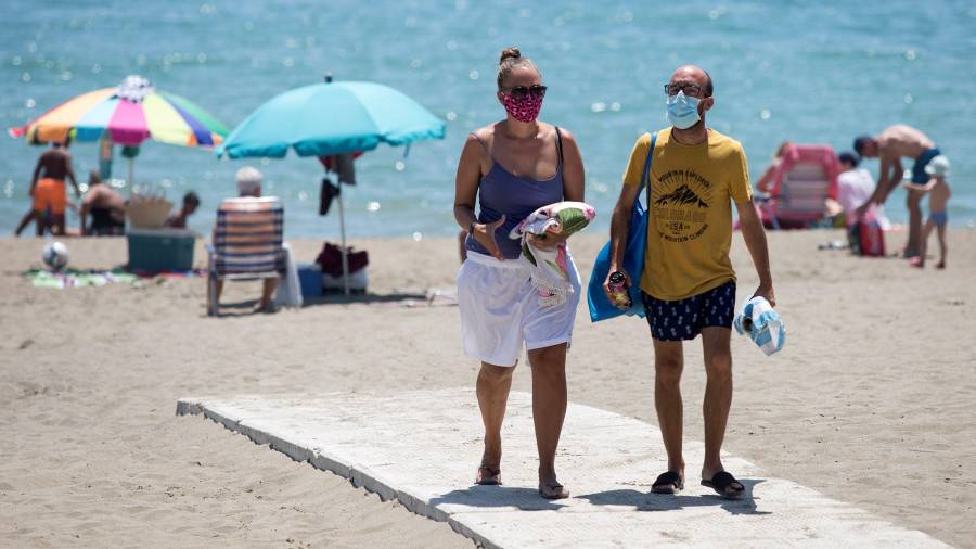 En Andalucía entró ayer en vigor el uso obligatorio de la mascarilla, también en las playas. foto: Pérez/efe