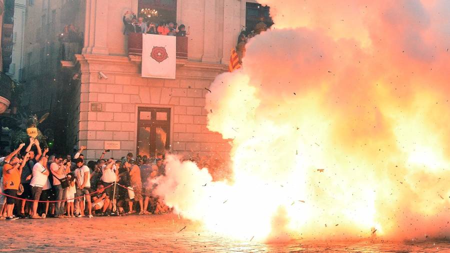 Moment en que va esclatar la primera tronada de la Festa Major de Sant Pere. Foto: Alfredo González