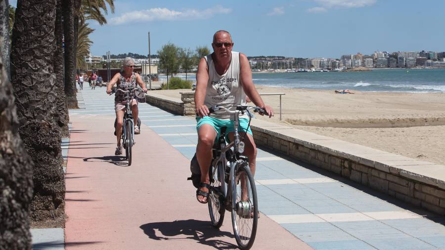 Dos turistas circulan por el carril bici del Paseig Miramar, en dirección a Cambrils. Es uno de los tramos que se mejorará. FOTO: ALBA MARINÉ