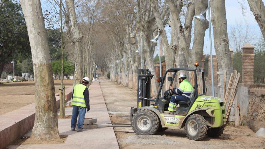 El paseo mantiene una parte de tierra y otra con ladrillo para facilitar la accesibilidad.FOTO: ALBA MARINÉDE IZQUIERDA A DERECHA, BERASATEGUI, PELLICER Y LLAURADÓ EN LA BALSA DEL BACALLÀ, QUE HA SIDO REFORZADA. FOTO: ALBA MARINÉ