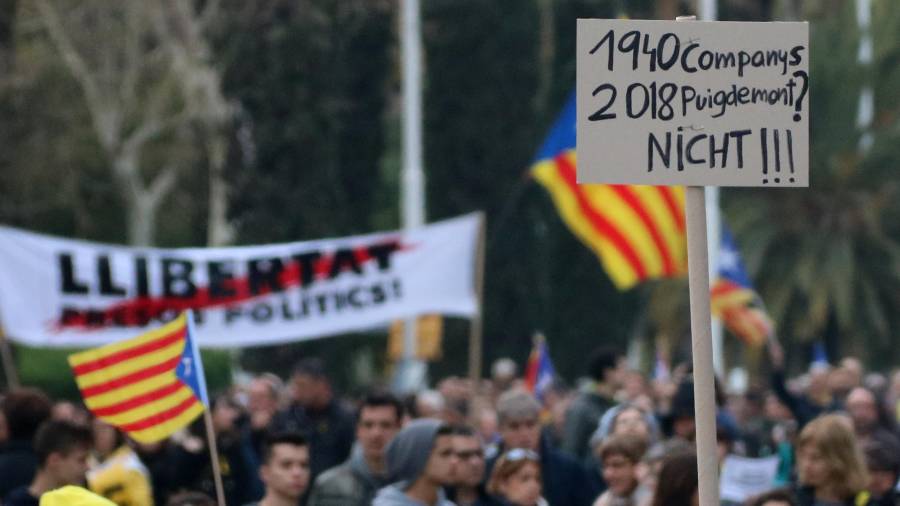 Pancarta en la manifestación del domingo en Barcelona en que se pregunta si Alemania extraditará a Puigdemont. Efe