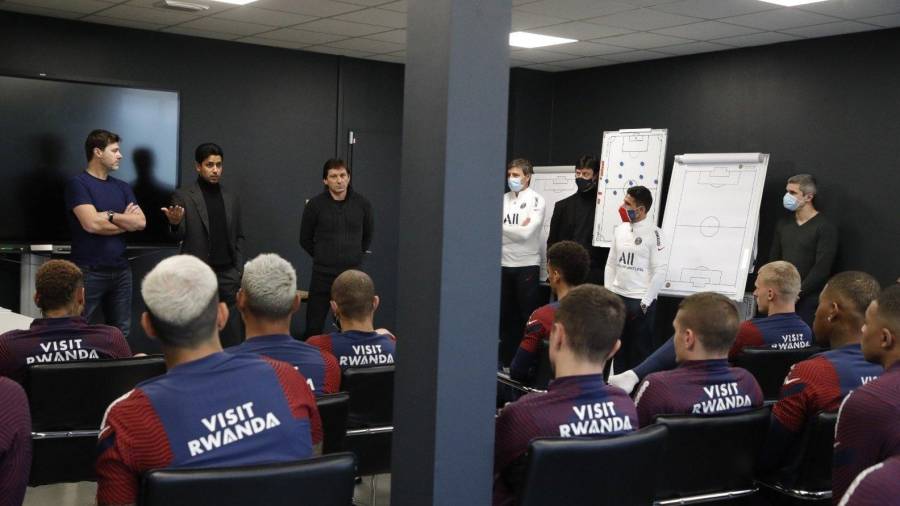 Jesús Pérez, a la derecha, de pie, en la charla previa al primer entrenamiento del PSG. FOTO: PSG