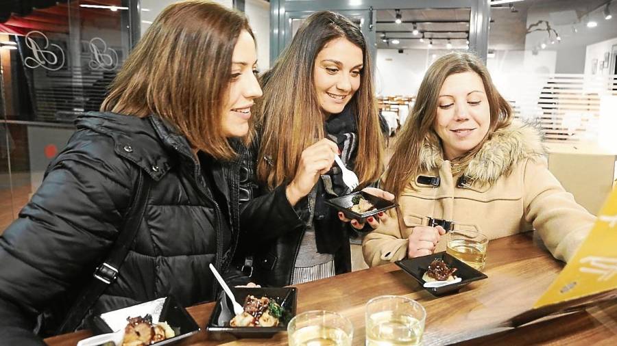 Tres noies degustant una de les propostes gastronòmiques de la Ruta de Tapes Gaudí de Riudoms, que seguirà aquest cap de setmana.