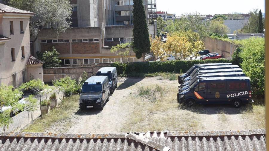 Siete furgonetas de la Policía Nacional estacionadas en el descampado que hay tras el cuartel de la Guardia Civil. Foto: Alfredo González