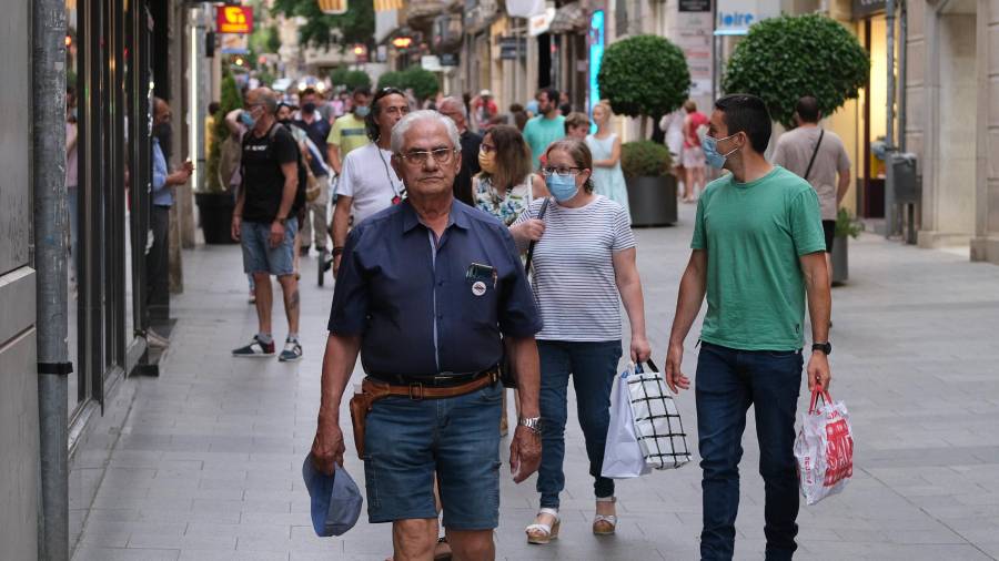 Gente paseando con mascarilla por Tarragona. FOTO: FABIÁN ACIDRES