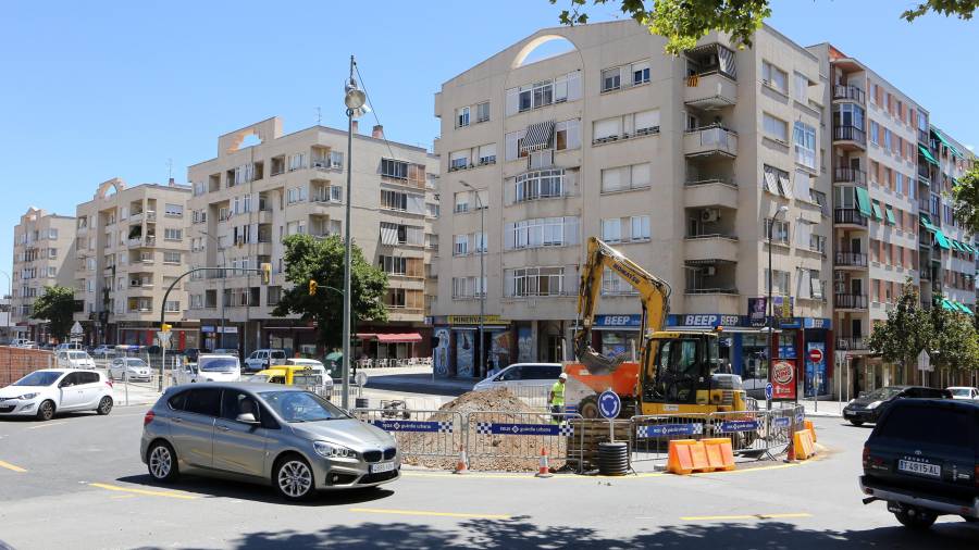 Aspecto de la rotonda que se está construyendo en la avenida Onze de Setembre. Foto: Alba Mariné