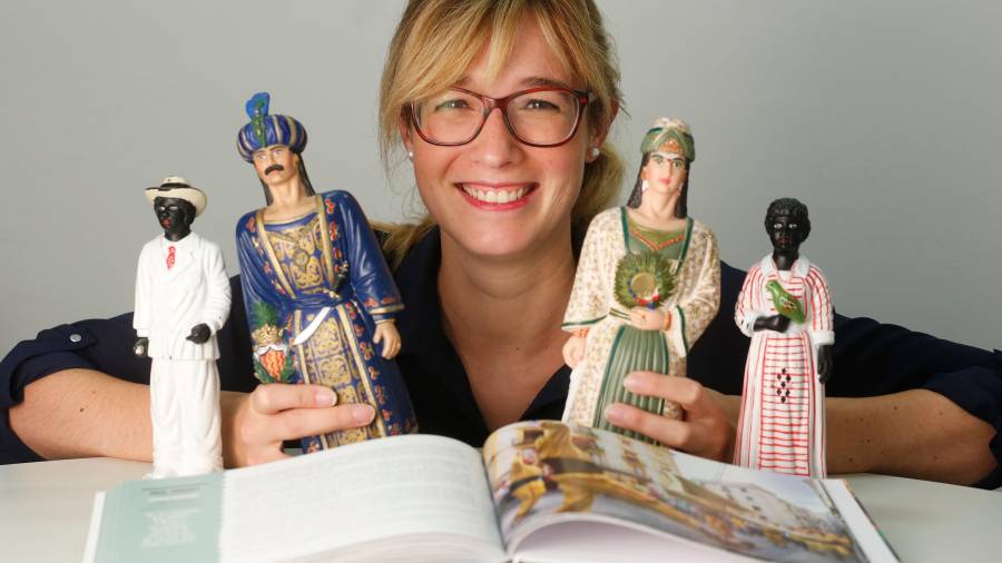 Laia Díaz, con algunas figuras del Seguici, y con su libro. FOTO: LAIA DÍAZ
