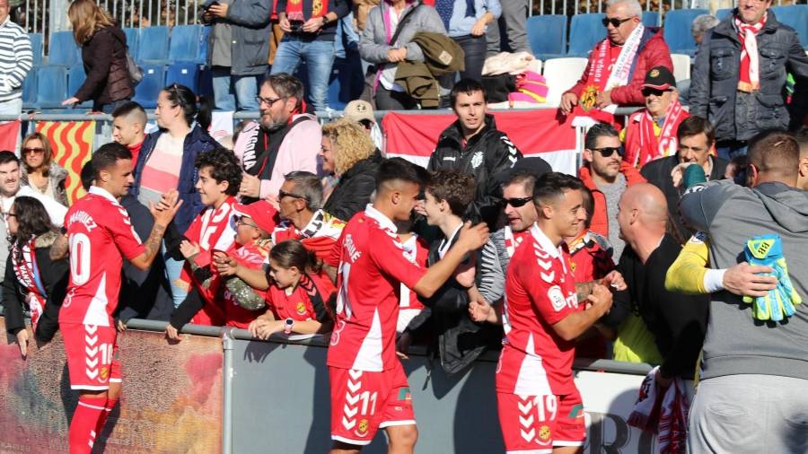 Los jugadores del Nàstic Javi Márquez, Brugui y Pol Ballesteros celebran la victoria con la afición desplazada al Prat. FOTO: NÀSTIC
