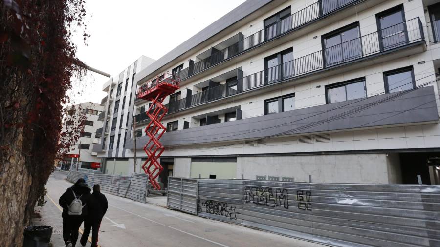 La construcción del nuevo bloque de pisos en la antigua comandancia de la Guardia Civil encara la recta final.  FOTO: PERE FERRÉ