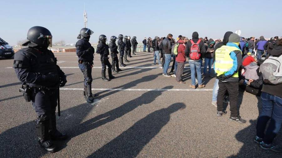 Mossos ha amenazado con cargas policiales en el Port de Tarragona. Foto: Pere Ferré