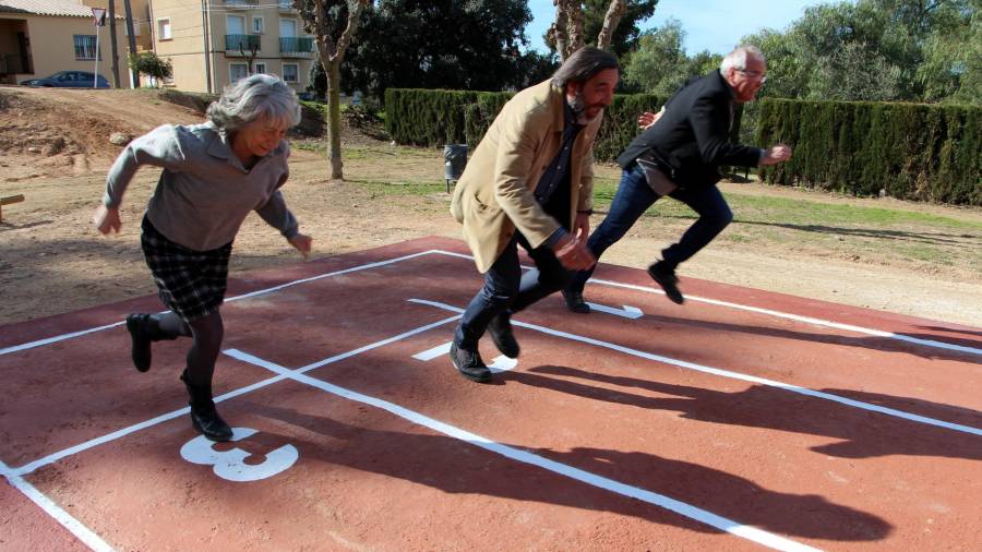 Els regidors han provat el tartan de la pista d'atletisme d'aquest parc d'Altafulla.
