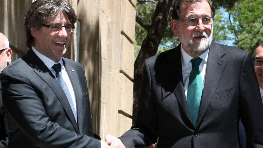 El presidente de la Generalitat, Carles Puigdemont, y el del Gobierno, Mariano Rajoy, se saludan en el Museo Nacional de Arte de Catalunya (MNAC),