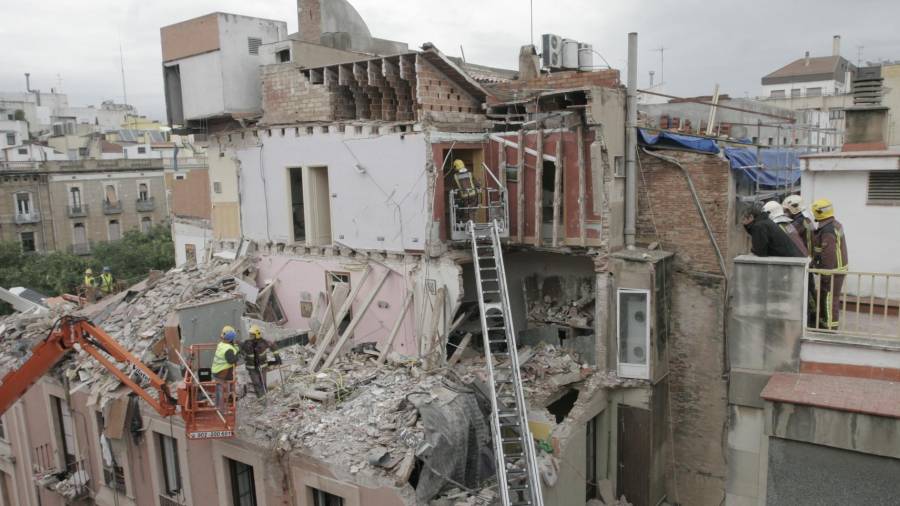 Imagen del desescombro del edificio de la Rambla Nova, al día siguiente de la explosión. FOTO: Lluís Milián