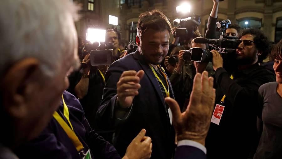 El candidato de ERC al Congreso Gabriel Rufián recibe el saludo del alcaldable de Barcelona, Ernest Maragall (i) al conocerse los primeros resultados parciales de la elecciones del 28A, esta noche en la sede del partido en Barcelona. FOTO: EFE