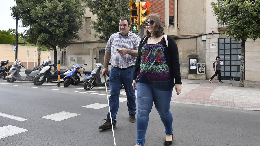 Una persona invidente cruza un paso de peatones en el Passeig Mata, dónde hay instalado un semáforo acústico FOTO: ALFREDO GONZÁLEZ