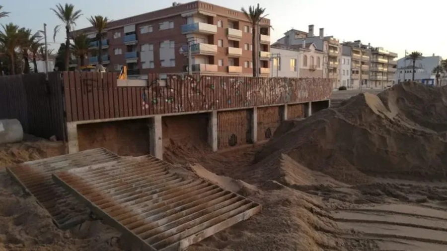 Ell depósito durante los trabajos para comprobar su estado.